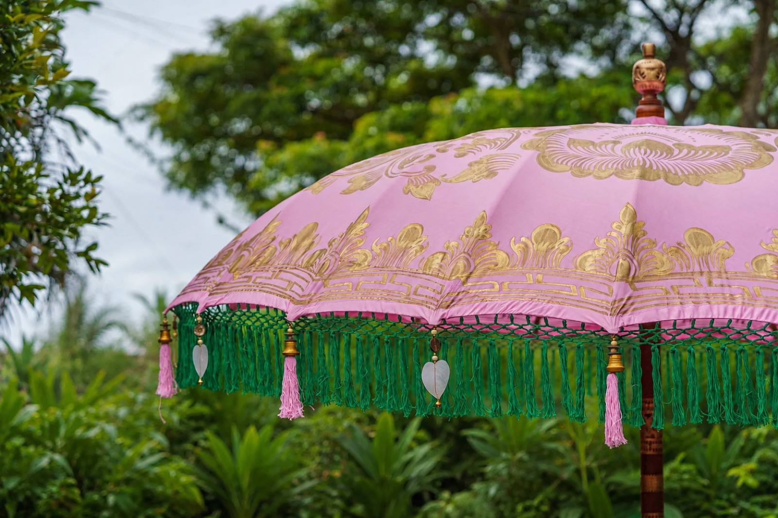 Imperial Rose Bali umbrella · Rose pink · jade-green tassel fringe