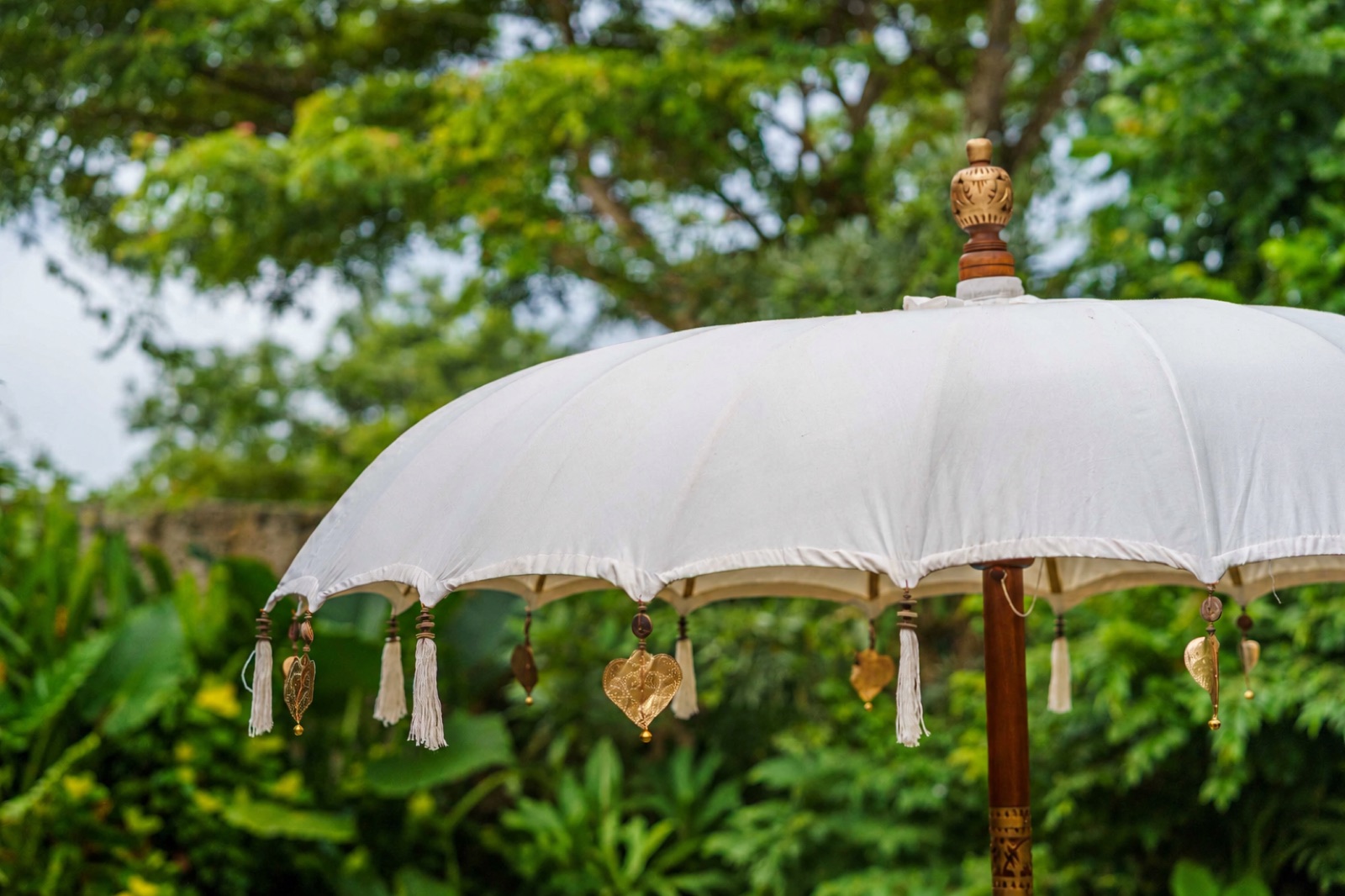 Wedding Sand Bali umbrella · Sand cream · gold scrollwork · macramé skirt